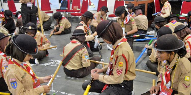 Menarik, Peserta LKK Penggalang Kwarda DIY 2024 Diajak Membuat Tongkat Sandang