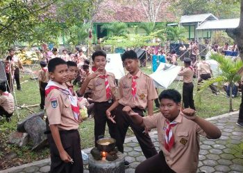 Asyiknya Latihan Rutin Pramuka SMPN 2 Karangmojo: Membuat Bivak dan Memasak Rimba