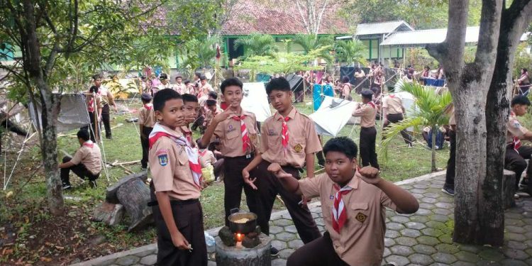 Asyiknya Latihan Rutin Pramuka SMPN 2 Karangmojo: Membuat Bivak dan Memasak Rimba