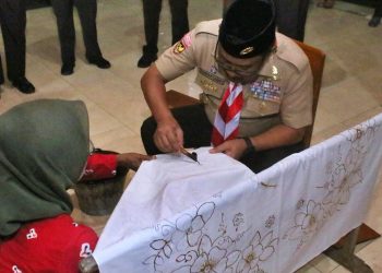 Usai Membuka Workshop Pengembangan Kampung Pramuka, Kak Yuniar Ludfi Mencoba Membuat Batik