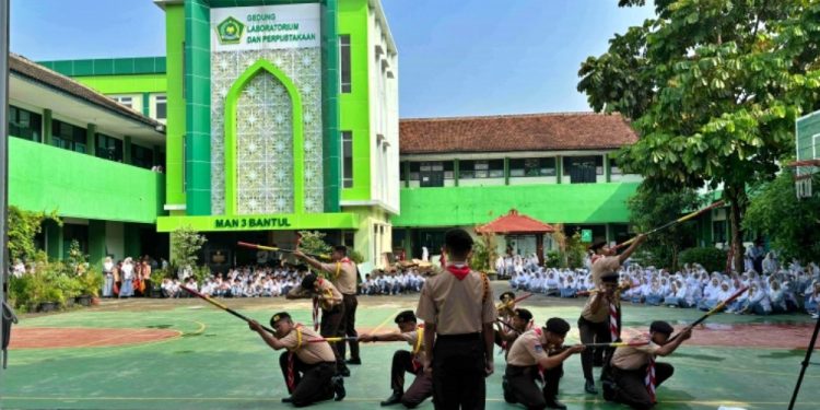 Kreasi Semaphore dan Tongkat Pramuka MAN 3 Bantul Disambut Tepuk Tangan Meriah