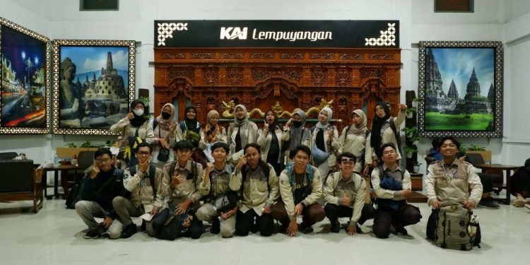 Jelajah Kota Bandung dengan Berjalan Kaki dan Penerapan Minim Sampah, Begini Pramuka UGM ‘Refreshing’ Akhir Tahun
