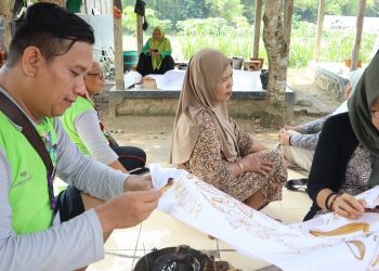 Membuat Batik, Salah Satu Keseruan Aktivitas Peserta Workshop Pengembangan Kampung Pramuka
