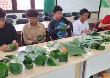 Pelatihan Budaya Kwarcab Kota Yogyakarta, Peserta Membuat Tempat Sajian Makanan