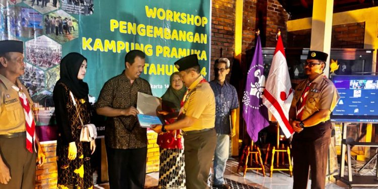 Kwarnas Berikan Penghargaan Khusus kepada Lema, Tokoh Masyarakat, dan Pengelola Kampung Pramuka Wukirsari