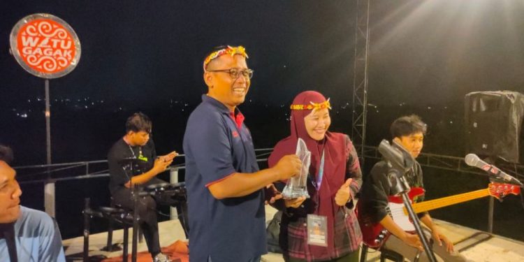 Perwakilan Peserta Workshop Pengembangan Kampung Pramuka 2024 Ucapkan Terima Kasih kepada Lurah Wukirsari