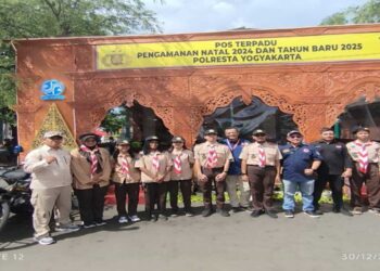 Bertugas di Pos Polisi Teteg Abu Bakar Ali, Pramuka SMA BOPKRI 1 Yogyakarta Bantu Menyebrangkan Masyarakat