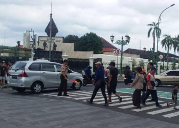 Pramuka SMA Negeri 10 Yogyakarta Bantu Pengamanan Posko Karya Bakti Nataru 2024 di Titik Nol Yogyakarta