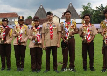 PusbangJusinfo Kwarda DIY Serahkan Trophy Giat Prestasi Jurnalistik Pertapa Wiradaya ke-36