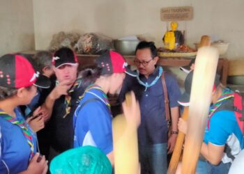Didampingi Ketua Kwarcab Kota Yogyakarta, Pramuka Kaledonia Baru Belajar Membuat Jamu Tradisional