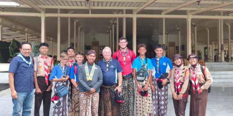Sebelum Beraktivitas di Batik Giri Arum, Pramuka Kaledonia Baru Kunjungi Pura Pakualaman