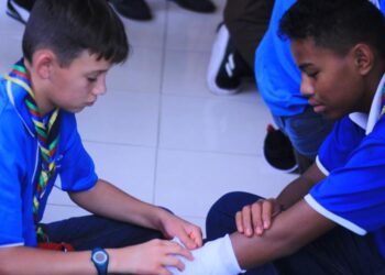 Praktik Pertolongan Pertama Menjadi Materi Seru yang Dilakukan Pramuka Kaledonia Baru di SMPN 8 Yogyakarta