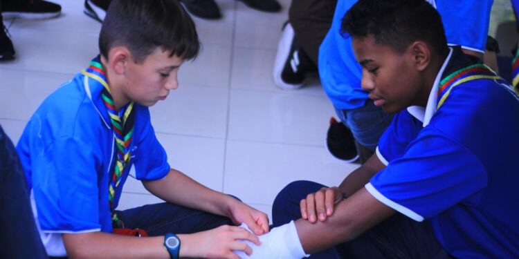 Praktik Pertolongan Pertama Menjadi Materi Seru yang Dilakukan Pramuka Kaledonia Baru di SMPN 8 Yogyakarta