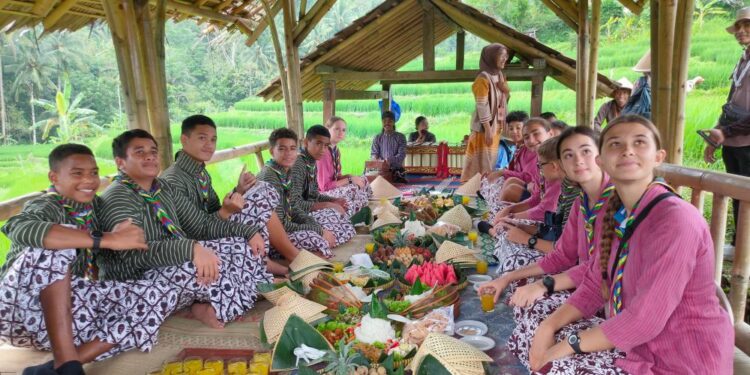 Pramuka Kaledonia Baru Nikmati Suguhan Keindahan Alam dan Kuliner Tradisional di Gubuk Ani-Ani