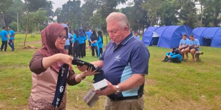 Tim Senam Pramuka Istimewa Berikan Kenang-Kenangan kepada Perwakilan Pramuka Kaledonia Baru