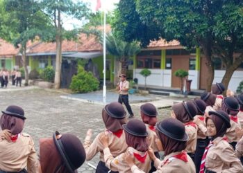 Pramuka SMP Negeri 2 Ponjong Isi Latihan Rutin dengan Materi PBB Tongkat