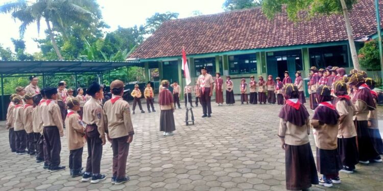 Latihan Rutin, Pembina Pramuka MIN 3 Kulon Progo Sampaikan Pentingnya Pembacaan Waktu