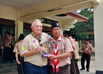 Kwarcab Gunungkidul Berikan Kenang-Kenangan Cantik kepada Michel, Ketua Asosiasi Pramuka Kaledonia Baru