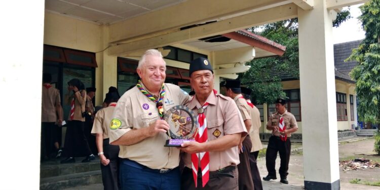 Kwarcab Gunungkidul Berikan Kenang-Kenangan Cantik kepada Michel, Ketua Asosiasi Pramuka Kaledonia Baru