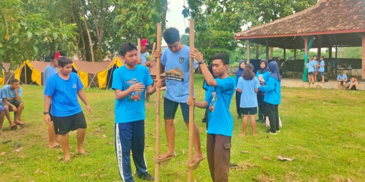 Dipandu Pramuka DIY, Pramuka Kaledonia Baru Bermain Egrang di Buper Babarsari