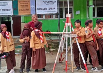 Siapkan Penggalang Tangguh, Pramuka Pangkalan SDN Terbah I Latihan Membuat Pionering