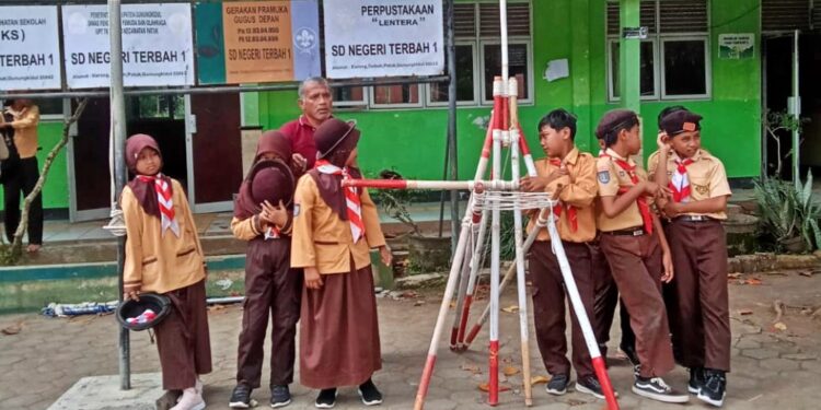 Siapkan Penggalang Tangguh, Pramuka Pangkalan SDN Terbah I Latihan Membuat Pionering