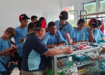 Pramuka Kaledonia Baru Berbelanja di Koperasi Pandu