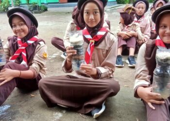 Peduli Lingkungan, Pramuka Pangkalan SDN Beji Latihan Menjernihkan Air