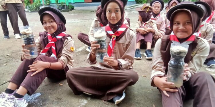 Peduli Lingkungan, Pramuka Pangkalan SDN Beji Latihan Menjernihkan Air