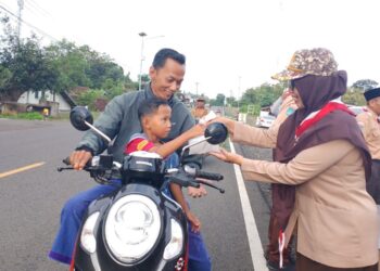 Tingkatkan Rasa Kepedulian, Kampung Pramuka Girisekar Bagikan Takjil Gratis untuk Masyarakat