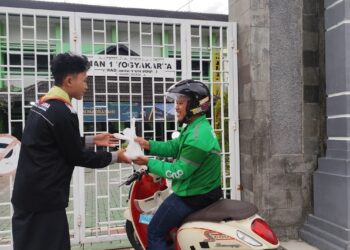 Tingkatkan Kepedulian, Pramuka MAN 1 Yogyakarta Bagikan Takjil di Bulan Ramadan