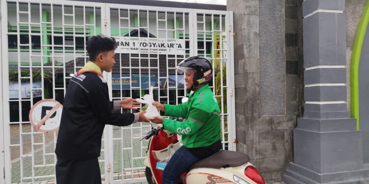 Tingkatkan Kepedulian, Pramuka MAN 1 Yogyakarta Bagikan Takjil di Bulan Ramadan