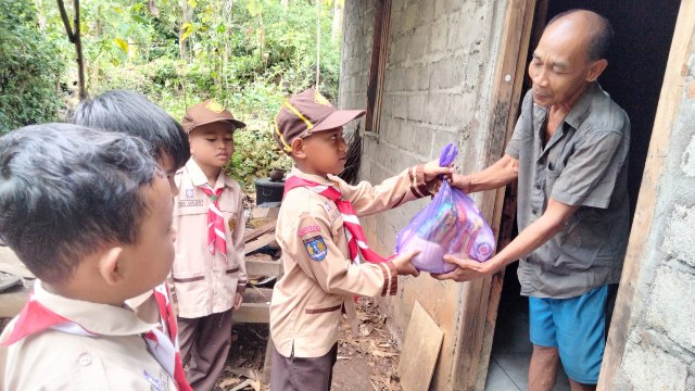 Tingkatkan Kepedulian, Gudep SDN Girisekar Selenggarakan Bakti Sosial