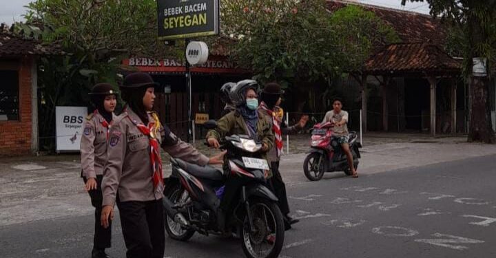 Wujud Kepedulian dalam Aksi KBL 2025 di Pos Seyegan, Pramuka Bantu Pengendara yang Mengalami Kendala