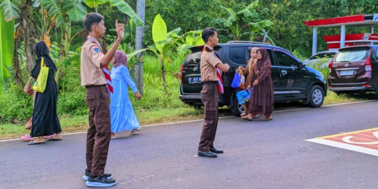 DKR Rongkop Bantu Pengamanan Lalu Lintas Salat Idul Fitri 2025 di Lapangan Karangwetan