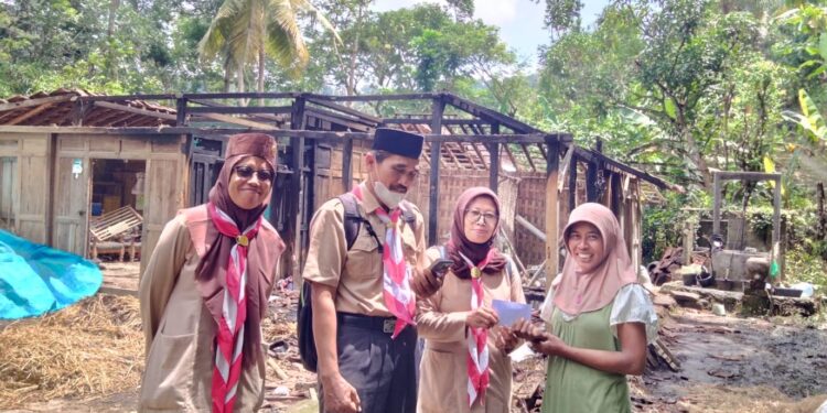Kwartir Ranting Gedangsari Salurkan Bantuan bagi Korban Kebakaran