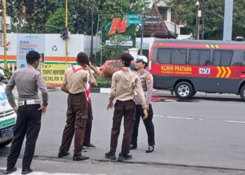 Pramuka SMA Negeri 10 Yogyakarta Tingkatkan Kepedulian melalui Karya Bakti Lebaran