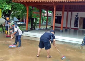 Berbagai Unsur Bersihkan Lumpur Dampak Banjir di Lingkungan Joglo Kampung Pramuka Wukirsari