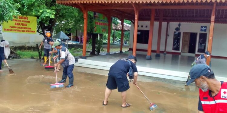 Berbagai Unsur Bersihkan Lumpur Dampak Banjir di Lingkungan Joglo Kampung Pramuka Wukirsari