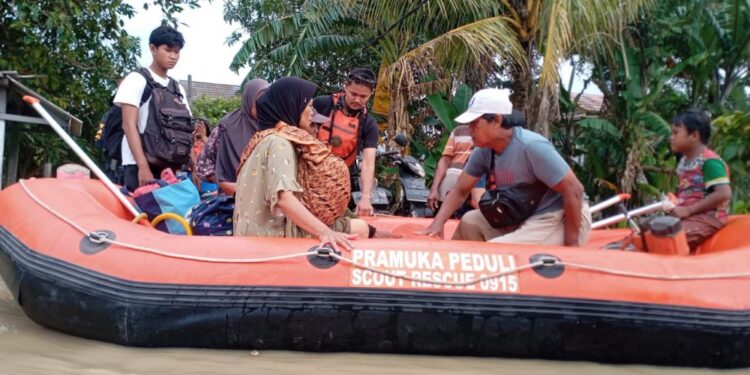 Aksi Peduli : Scout Rescue Kwarcab Karawang Bantu Evakuasi Warga Terdampak Banjir Karangligar
