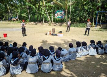 Instruktur Saka Bhayangkara Seyegan Bekali Peserta Kemah Cakrawala dengan Materi Damkar