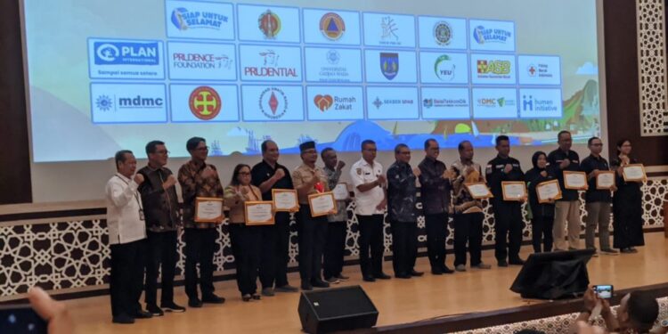 Kwarda DIY Menerima Penghargaan dari Gubernur pada Puncak Peringatan Hari Kesiapsiagaan Bencana Nasional 2025