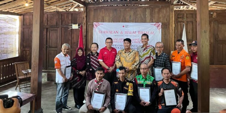 Aktif dalam Aksi Karya Bakti Lebaran 2025, Kwarcab Kulon Progo Menerima Penghargaan sebagai Mitra PMI Kulon Progo