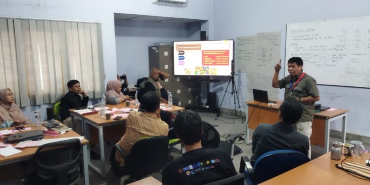 Bimtek Fasilitator Pendidikan Aman Bencana, Kak Kokok Paparkan Materi Integrasi SPAB di Gugusdepan