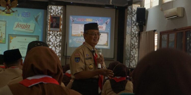 Kak Lukas Sumanasa Uraikan Tentang Literasi Pramuka dalam Workshop Menulis Puisi di Kwarcab Sleman