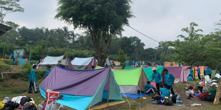Penggalang SMP Negeri 3 Godean Penuh Semangat Gotong Royong Membangun Desa di Perkemahan