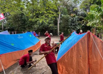 Gugur Gunung Bangun Desa Awali Perkemahan Penggalang dan LT-I Pramuka MTsN 3 Kulon Progo