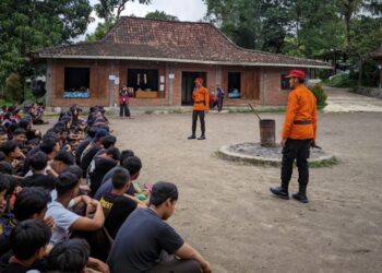 Saka Bhayangkara Seyegan Berbagi Materi SKK Pemadam Kebakaran di Perata XXVI SMA Negeri 1 Minggur