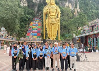 Kak Kenzie Buktikan 272 Anak Tangga di Batu Cave Malaysia : Capek Tapi Tetap Semangat