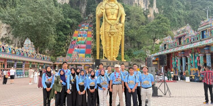Kak Kenzie Buktikan 272 Anak Tangga di Batu Cave Malaysia : Capek Tapi Tetap Semangat